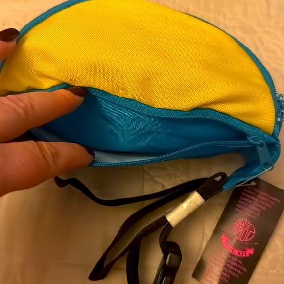 (4) 80’s Fanny Pack - Picture 3 of 7